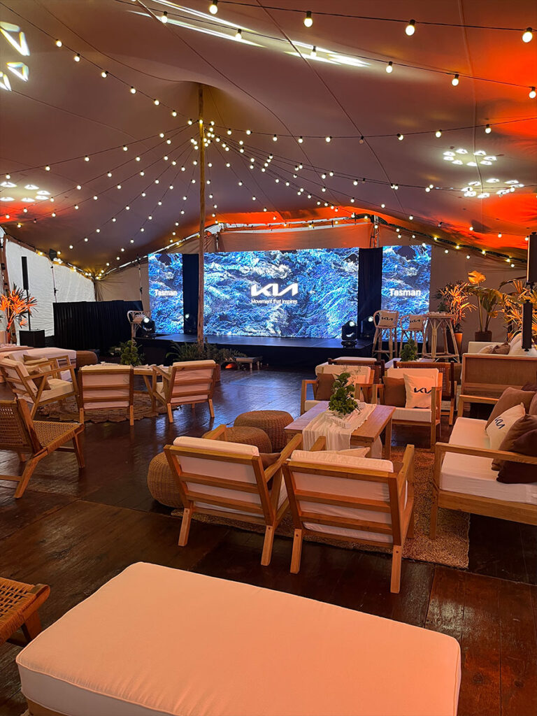 Montaje de escenario con pantalla LED e iluminaci&oacute;n para evento corporativo de Kia por Fullsound